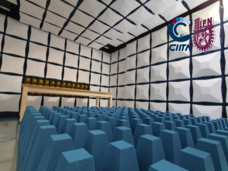 Interior de la cámara semi anecoica del laboratorio de Compatibilidad Electromagnética EMC CIITA Chihuahua